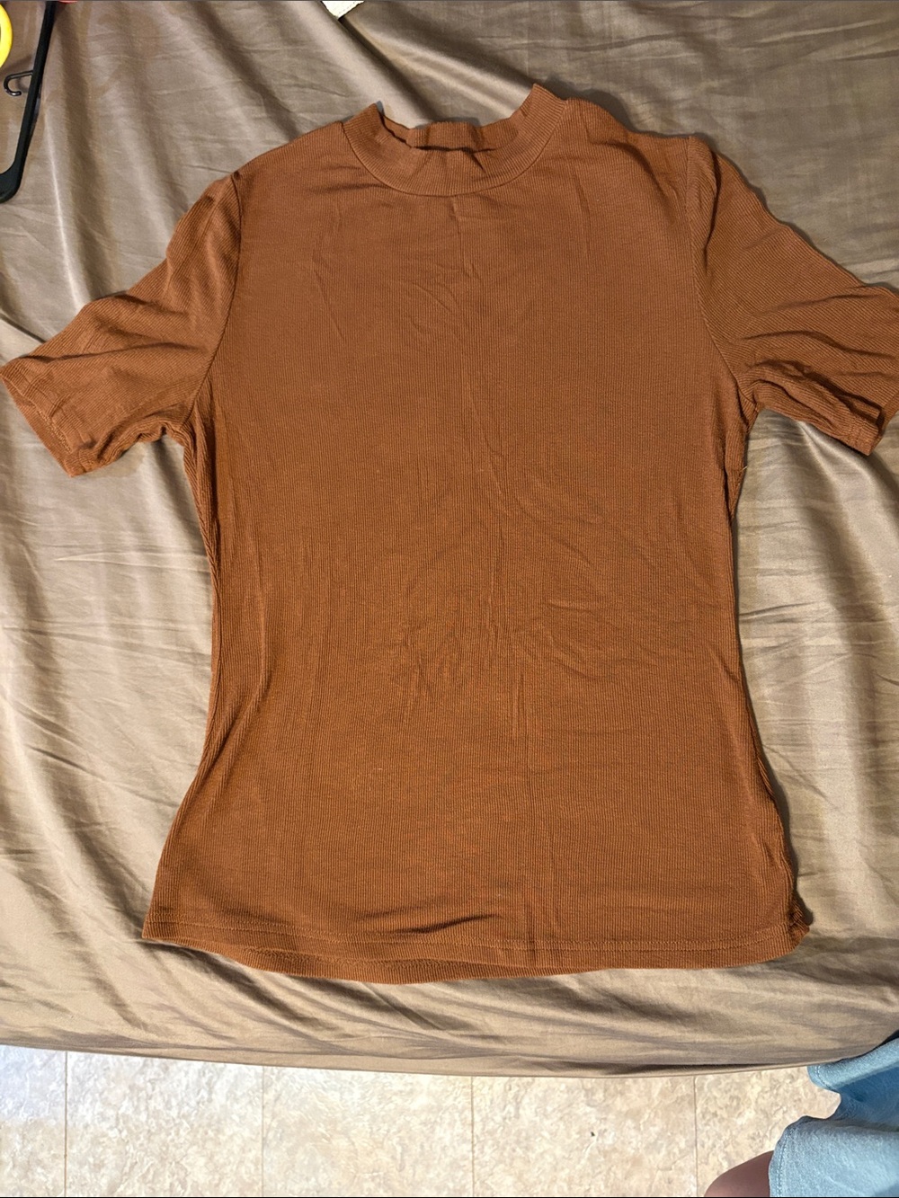 Women Short Sleeve ribbed Crewneck Shirt in Rust Brown